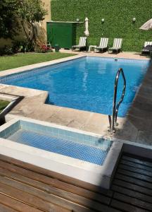 门多萨克丽珑门多萨酒店的庭院中带水龙头的游泳池