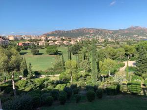 圣拉斐尔SAINT RAPHAEL, CAP ESTEREL Le Hameau. Vue mer的享有树木和建筑花园的空中景致