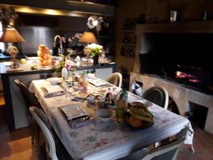 Blaison木桐酒店的厨房配有桌子和壁炉