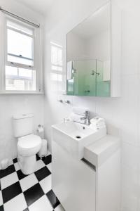 Designer Styled Studio in Central Trendy Glebe DUPLICATE的一间浴室