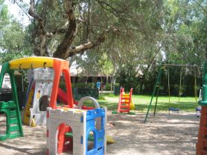 圣费尔迪南多Villaggio La Porta del Sole的公园里一个带五颜六色游戏设备的游乐场