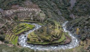 El RubiacoApartamento Rural La Brígida las hurdes的享有高山和河流的空中景色