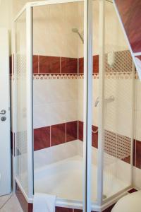 弗伦斯堡诺德格酒店的浴室里设有玻璃门淋浴