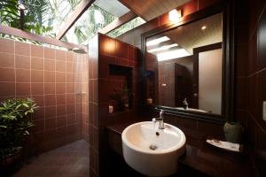 拉迈颇木苏克布里酒店的一间带水槽和镜子的浴室