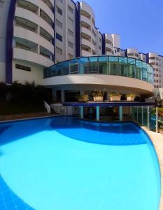 热河市Prime Hotel Águas da Serra的大楼前的大型游泳池
