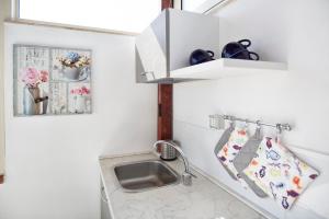 拉古萨码头siciliacasevacanze - Marina Domus 82的小型白色浴室设有水槽和水槽