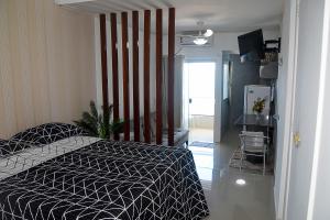 萨尔瓦多Bahia Flat ap. 311的一间卧室配有一张带黑白色棉被的床