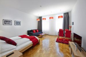 维也纳施塔特哈勒 - 家庭城市公寓的客厅配有床和沙发