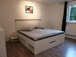 卑尔根Familie Seibert的一间卧室配有一张白色床架的床