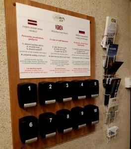 斯伽尔达Hotel Pils with Self-Check in的墙上一排带有标志的电气装置