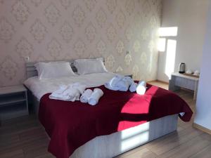卡兹贝吉Wander Kazbegi Hotel的一间卧室配有带毛巾的床