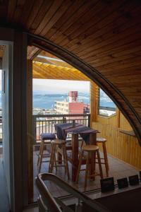 Hostal lala porteña vista al mar, baño privado y desayuno的阳台或露台