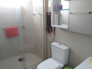 累西腓AMPLA e CONFORTÁVEL SUITE - BAIRRO DO ESPINHEIRO - RECIFE的一间带卫生间和玻璃淋浴间的浴室