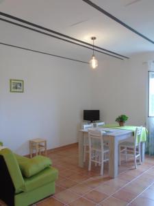 Altinoil pettirosso的客厅配有桌子和绿色椅子