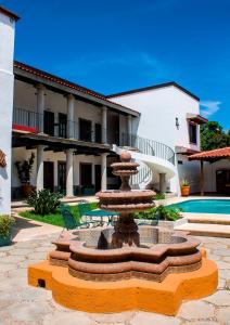 图斯特拉古铁雷斯Hotel Casa del Agua的庭院中间的喷泉,有一座建筑