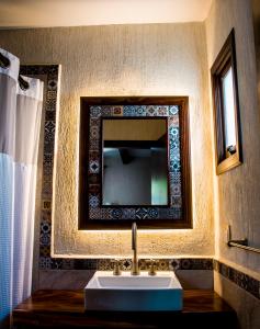 图斯特拉古铁雷斯Hotel Casa del Agua的浴室设有水槽和墙上的镜子