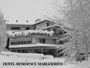 蒙泰克雷托Hotel Residence Margherita的积雪覆盖的酒店住宅