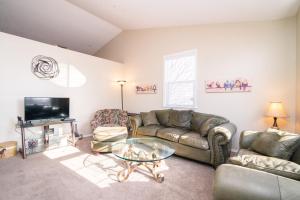 奥格登Charming Ogden Town home, 25 min to Snowbasin Ski Resort Duplex的带沙发、桌子和电视的客厅