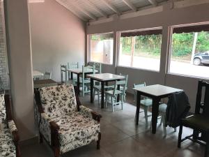 伊瓜苏港Hotel Mola的用餐室配有桌椅和椅子