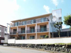 京都Hotel Fine Olive Kyoto Yamashina (Adult Only)的街道一侧的公寓楼