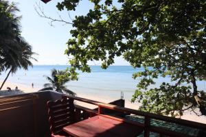 象岛竹子@象岛酒店的从度假村的阳台上可欣赏到海滩景色
