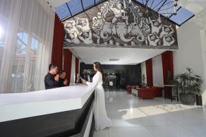 西哈努克坤科赌场酒店的站在大堂柜台上的新娘和新郎