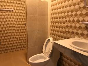 Haad Chao Phao卡普坦旅馆的一间带卫生间和水槽的浴室