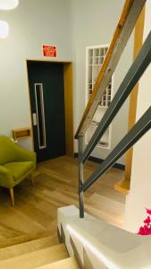 巴利亚多利德巴黎旅馆的客厅设有楼梯和绿椅