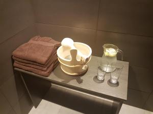 特热邦Wellness hotel Harmonie Třeboň的浴室配有带水槽和玻璃杯的台面