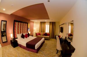 塔伊夫Swiss Spirit Hotel & Suites Taif的大型酒店客房,配有床和沙发