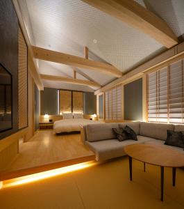 京都坎普顿度假屋 京都清水的客厅配有沙发和1张床