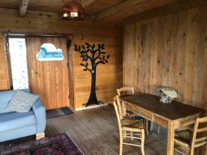 RothbachSunrise Cabin et Sauna的墙上有一棵树,桌子