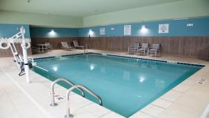 马里恩Holiday Inn Express & Suites - Marion, an IHG Hotel的医院里的一个大型游泳池