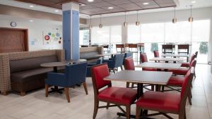 马里恩Holiday Inn Express & Suites - Marion, an IHG Hotel的餐厅设有桌椅和沙发。