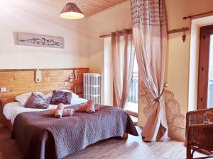 韦尔科尔地区科尔朗松奥博格曼彻罗勒斯酒店的一间卧室,配有一张带两个泰迪熊的床