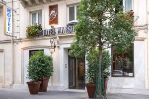 巴黎玛索里耶剧院酒店的商店前有盆栽植物的建筑