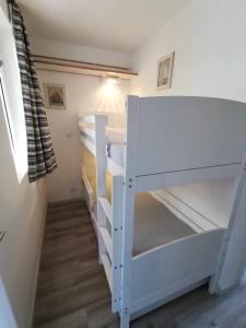 圣拉斐尔SAINT RAPHAEL, CAP ESTEREL Le Hameau. Vue mer的小客房内的一张白色双层床