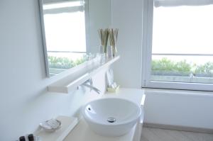 陶尔米纳布兰奇陶尔米纳旅馆的白色的浴室设有水槽和镜子