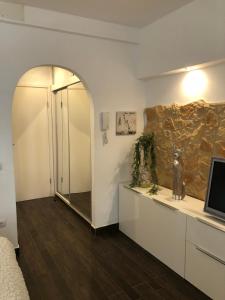 拉克鲁斯明珠公寓的一间设有石墙和镜子的客房