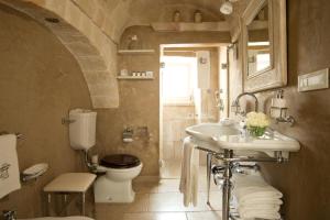 莫诺波利Hotel Don Ferrante的一间带水槽和卫生间的浴室