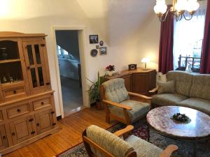 哥达Liebetrau Apartment的客厅配有沙发和桌子