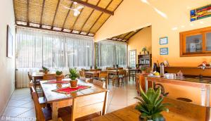 阿拉亚尔达茹达Pousada Maria Pitanga的厨房以及带桌椅的用餐室。