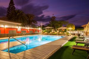 马斯帕洛马斯斯伊斯塔套房酒店的和酒店一起在晚上使用游泳池