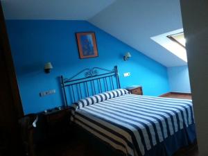 阿霍阿里纳斯假日公园的一间卧室配有一张蓝色墙壁的床