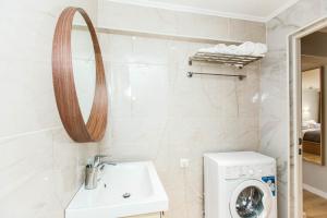 阿特劳Avangard Aparts - Avangard的一间带水槽和洗衣机的浴室