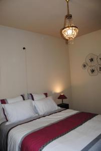 阿尔勒马德卢卡斯度假屋的一间卧室配有两张床和吊灯。