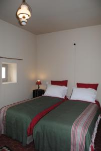 阿尔勒马德卢卡斯度假屋的一间卧室配有一张带绿毯的大床