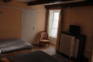 贝斯和圣阿纳斯泰斯贝弗洛伊酒店的客房设有床、椅子和窗户。