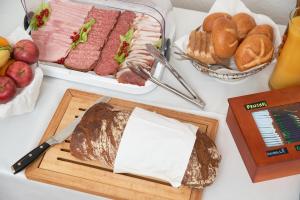 美因茨莫古缇娜酒店的餐桌上放有肉、面包和切板