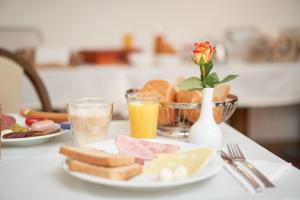 美因茨莫古缇娜酒店的一张桌子,上面放着一盘食物和两杯橙汁